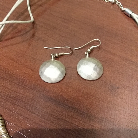 Vintage pale gold tone necklace and earrings set - Picture 2 of 5